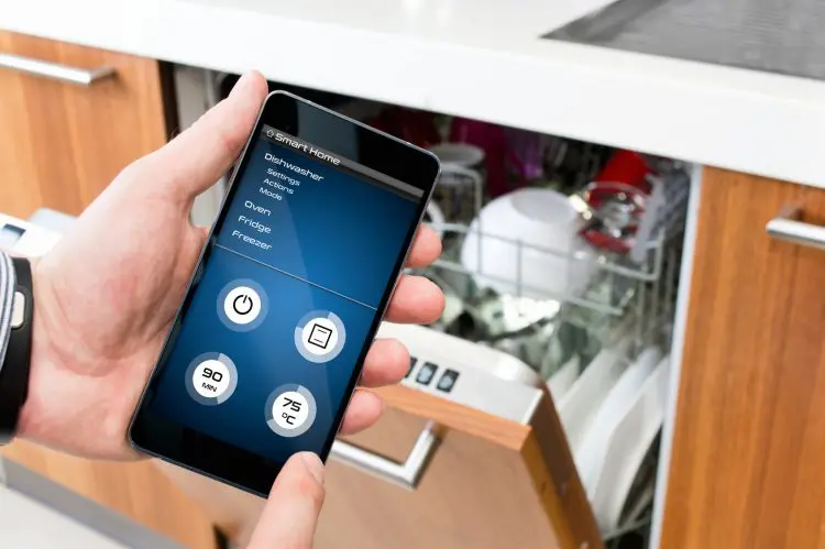 Fotolia_117967946_Turning-on-Dishwasher-with-smartphone-app_M-e1488294259558