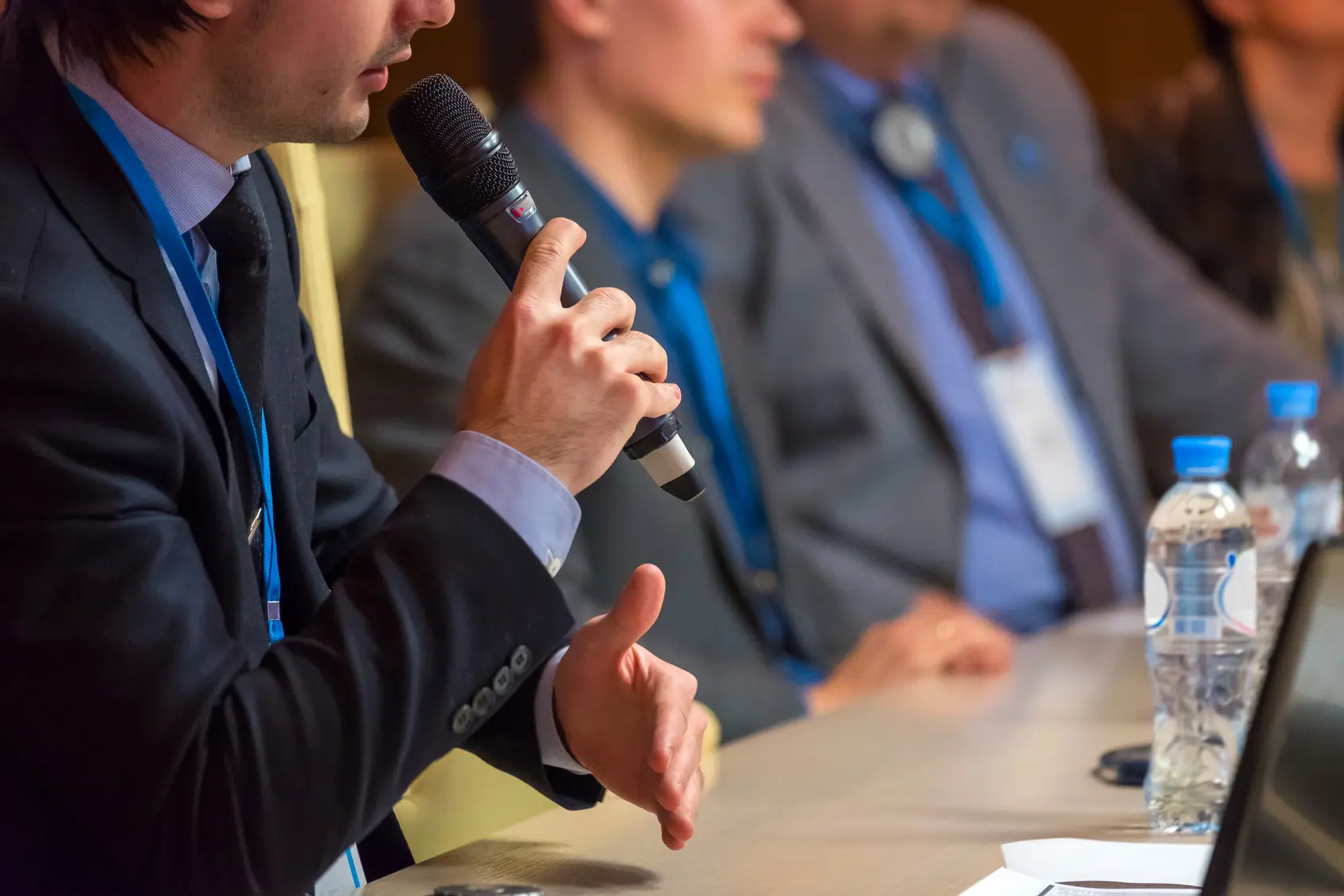 Fotolia_148553071_Businessman talking at conference _M