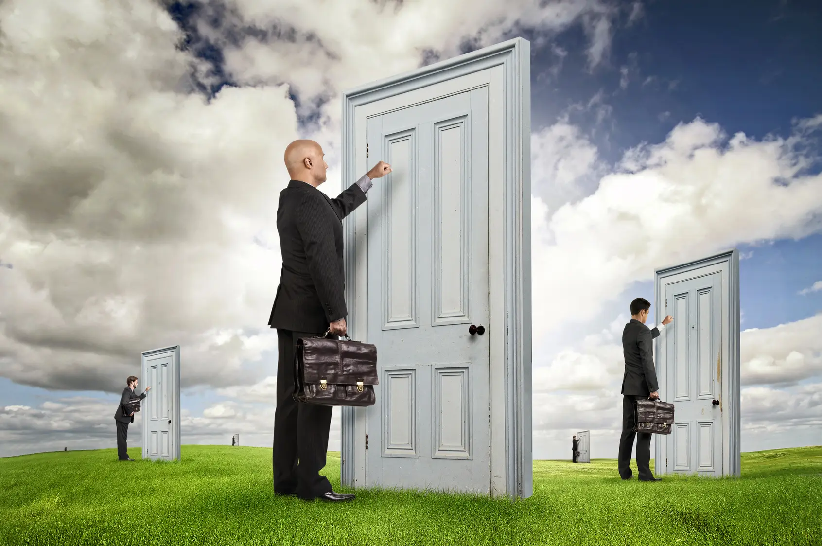 Fotolia_45859837_door-to-door-salesman_M