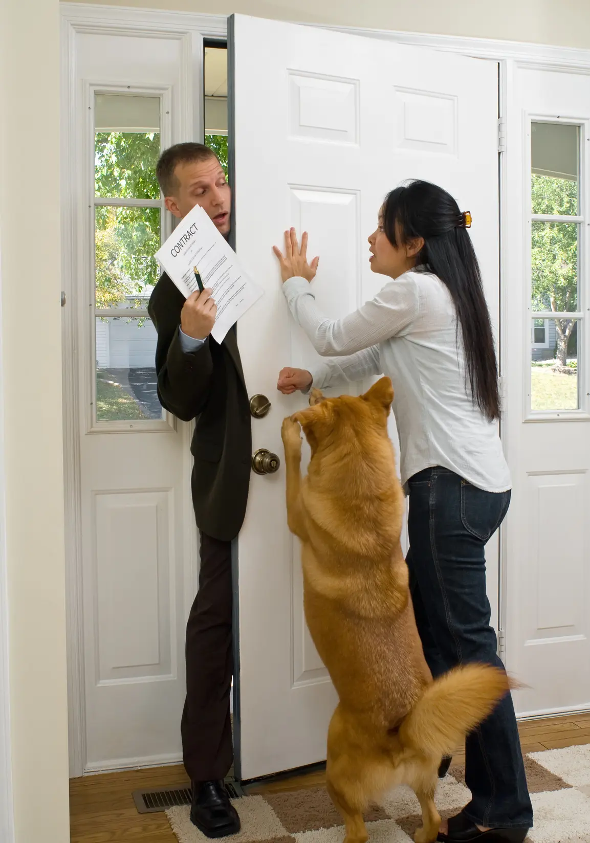 Fotolia_4774717_Salesman-with-Contract_M