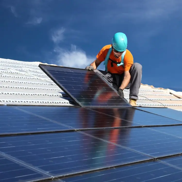 Fotolia_48259316_Man-installing-Solar-Panels_M-e1466784580568