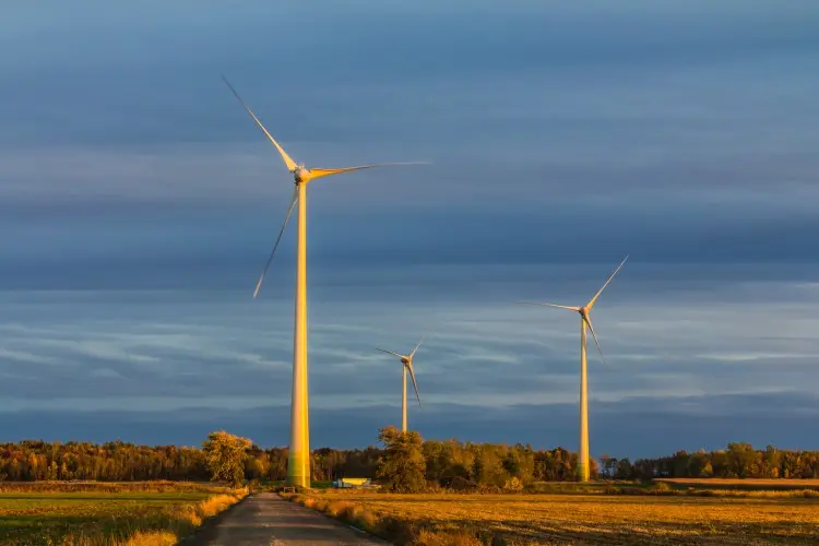 Fotolia_50388872_Wind-Turbines_2-e1448383552753