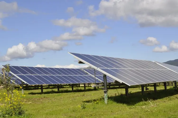 Fotolia_64310226_Solar-Panels_M-e1466175681881
