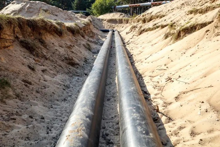 Fotolia_64879200_Pipeline-Construction_M-e1457385599947