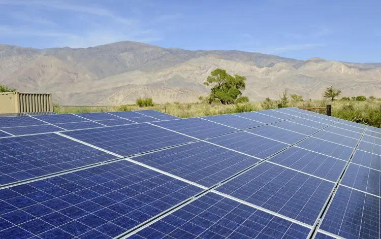 Fotolia_64930580_Solar-Panels-in-the-Desert_M-e1455909250502