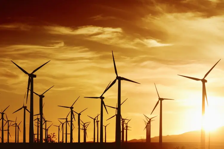 Fotolia_65296608_Wind-Turbines-at-Sunset_M-e1442348358519
