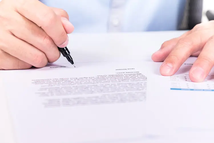 Fotolia_66489158_Signing-contract-Web