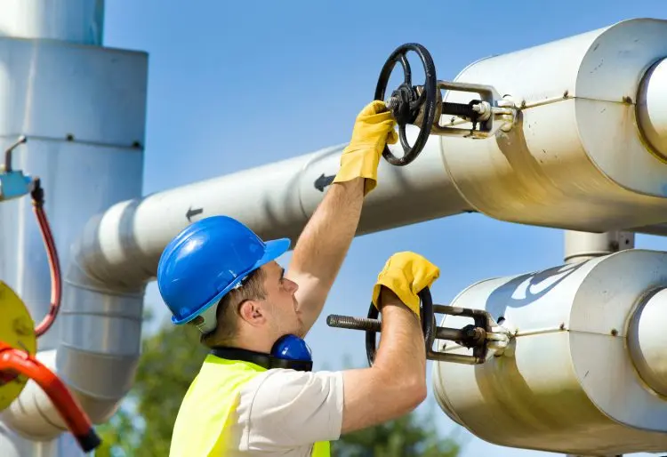Fotolia_66744562_Oil-Worker_M-e1488214547680
