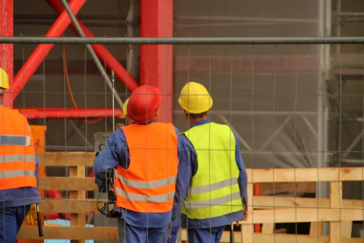 Fotolia_70658002_Workers-at-a-construction-site_M-e1452613848660