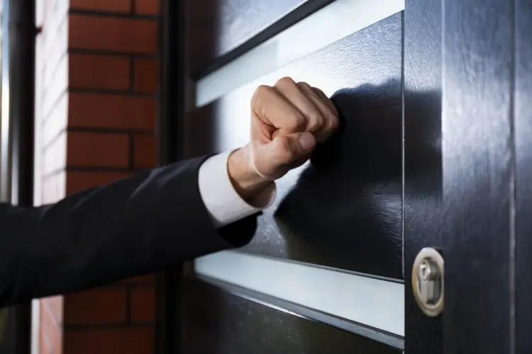 Fotolia_72341123_Hand-knocking-on-the-door_M-e1478620557262