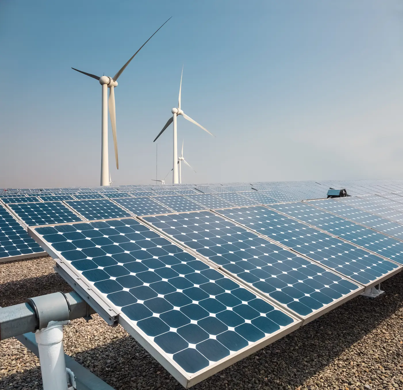 Fotolia_73336387_Solar_panel_windmill