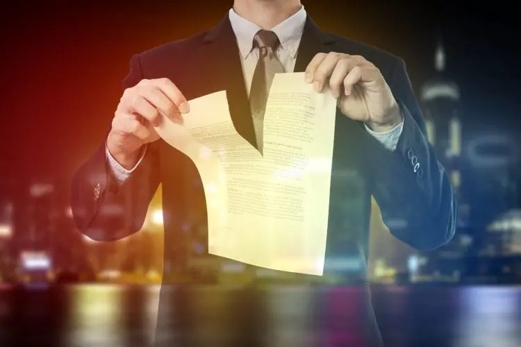 Fotolia_77363349_Businessman-Destroying-Contract_M-e1474577282596