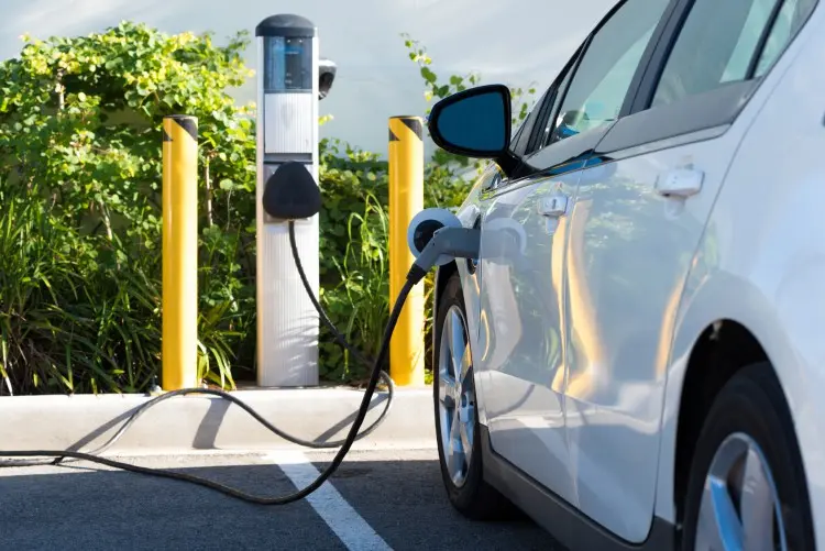 Fotolia_79753939_Electric-Car-Charging_M-e1448652939736