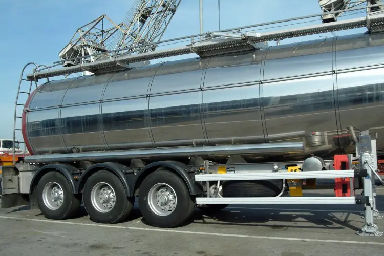 Fotolia_811699_auto-tank_M-e1441976071541