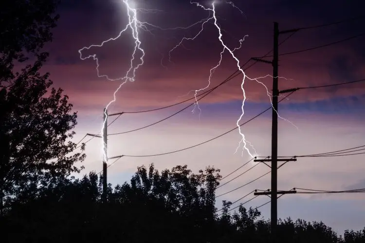 Fotolia_84012181_Power-lines-with-lightning_M-e1464370737667