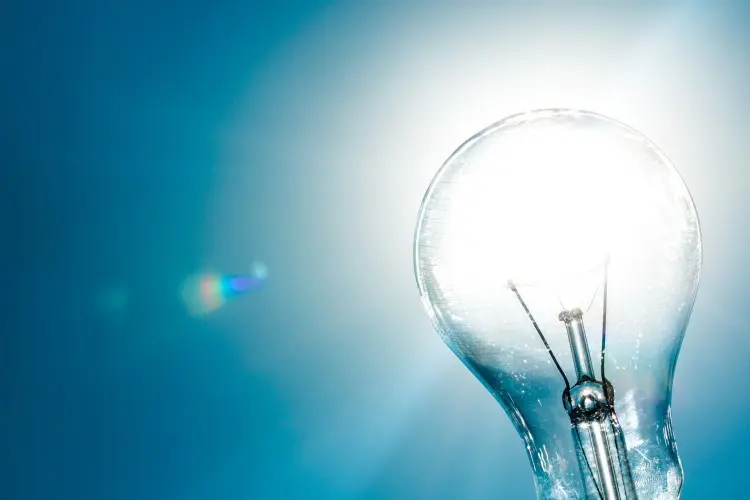 Fotolia_85211261_light-bulb_M-e1448041330435