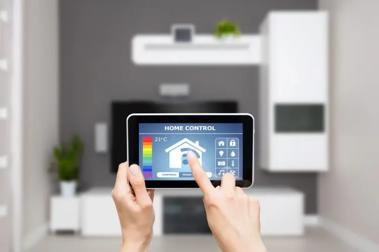 Fotolia_86290426_Remote-home-control-system-on-a-digital-tablet_M-e1484327060232
