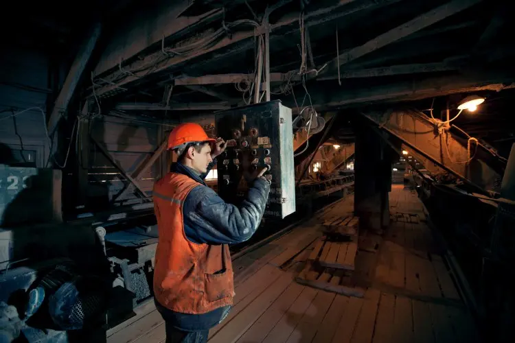 Fotolia_87192071_Miner-Worker_M-e1460646605827
