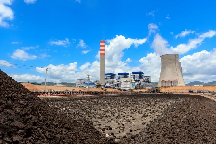 Fotolia_87663972_Stockpile-of-Coal_M-e1449262114948