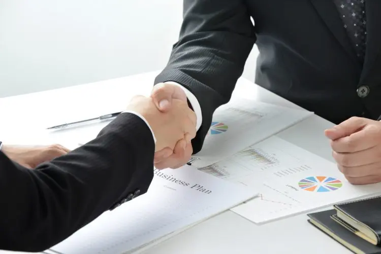 Fotolia_89610932_Businessmen-Shaking-Hands_M-e1478018908442