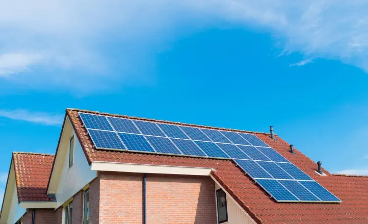 Fotolia_92076939_Solar-Panels-on-a-House-e1444408127551