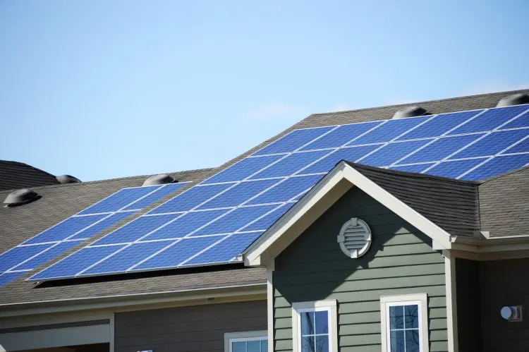 Fotolia_96204968_Solar-Panel-on-roof_M-e1467833029954