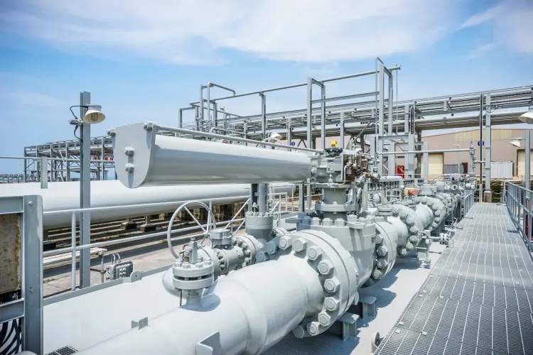 Fotolia_96205929_oil-refinery_M-e1460031823780