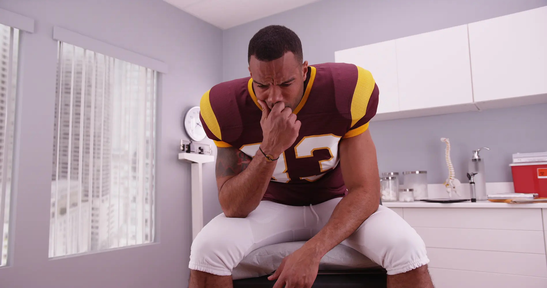 Fotolia_104436129_Football-Player-at-Doctors-Office_M