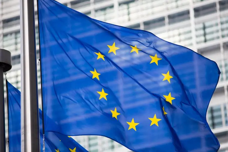 Fotolia_68767205_EU-flag-in-front-of-Berlaymont-building_M-e1464812036112