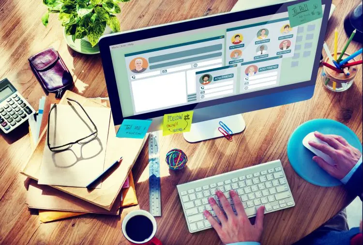 Fotolia_71253799_social-media-on-office-computer_M-e1462991370544