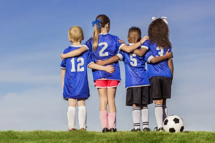 Fotolia_86306216_Diverse-group-of-boy-and-girl-soccer-players_M-e1474484514711