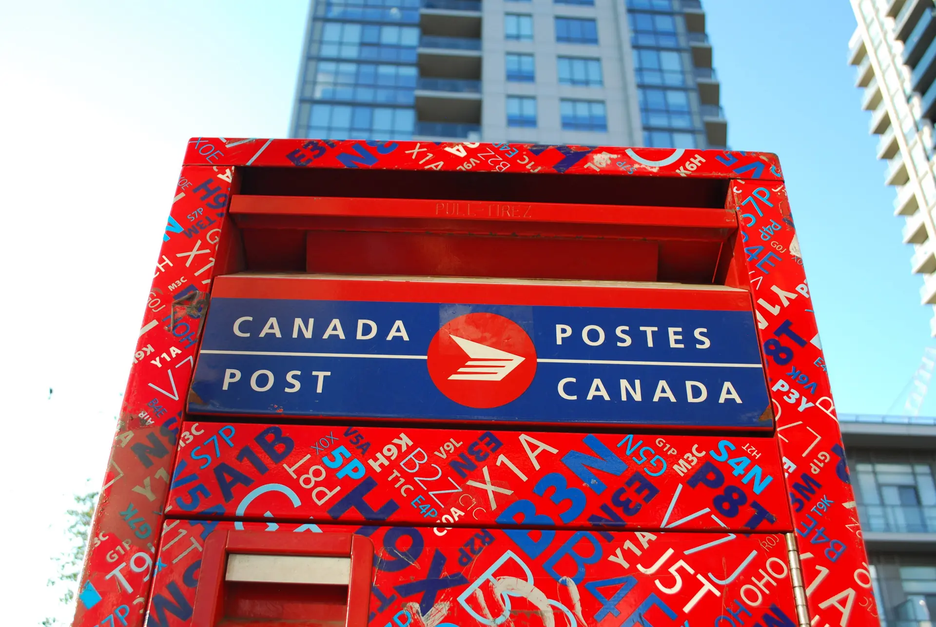 canada post shutterstock_677904514