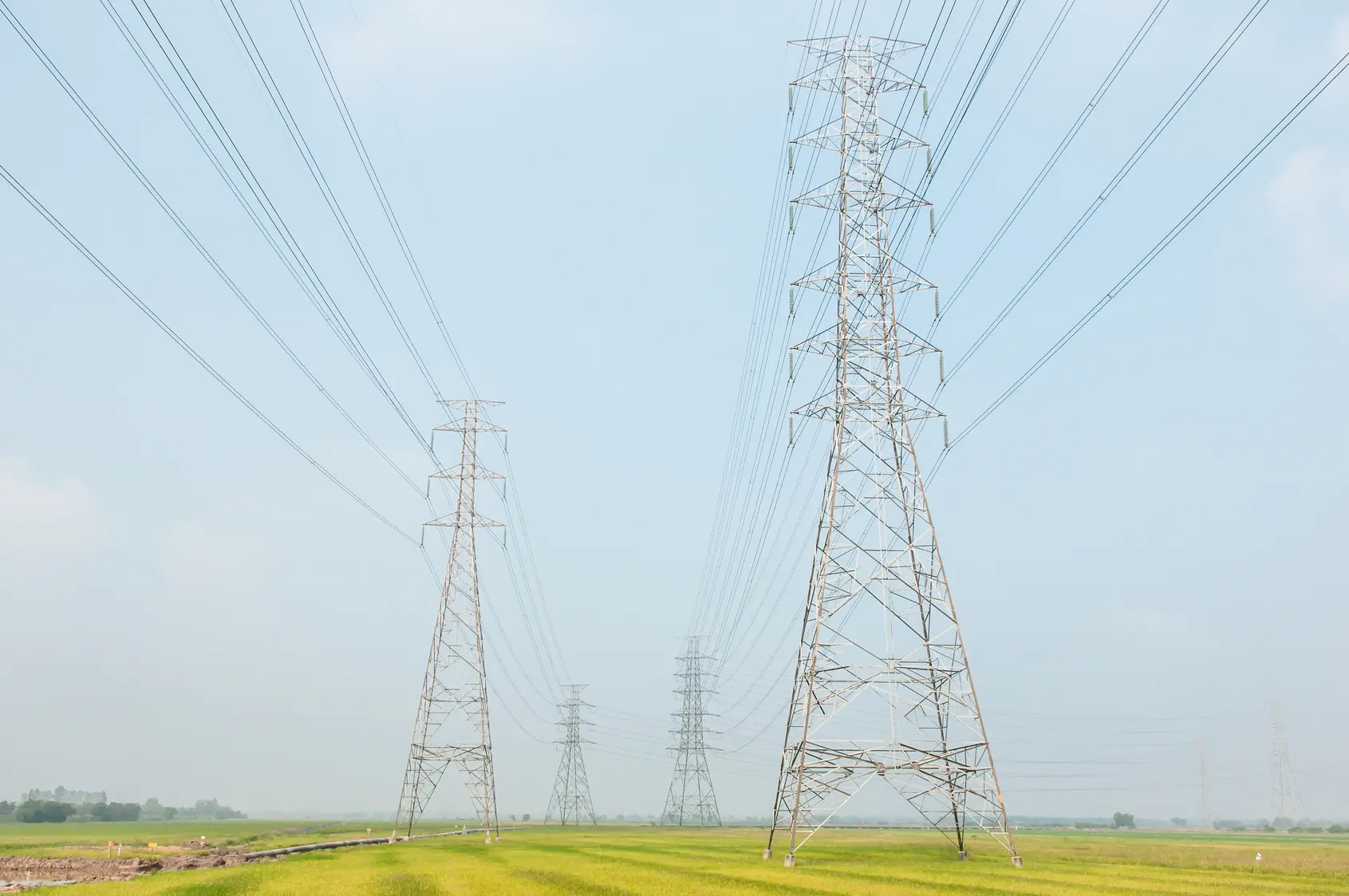 Fotolia_62111218_PowerLines Blue Sky