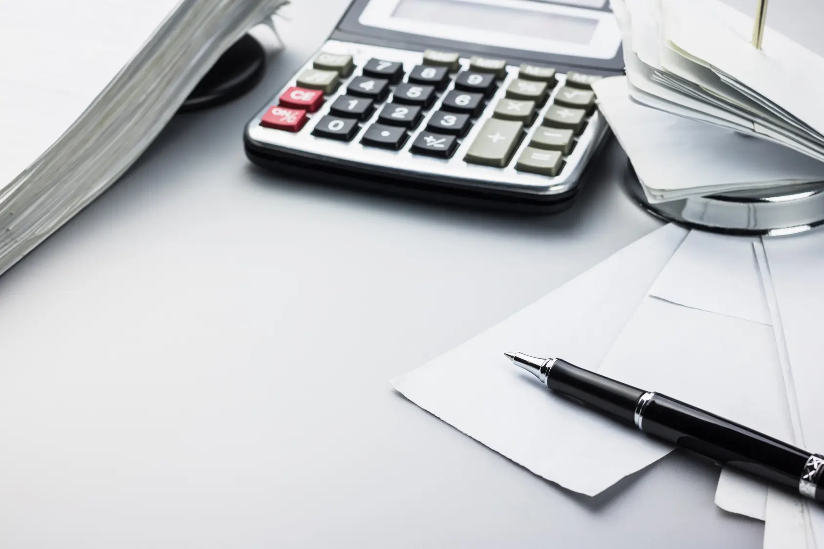 Fotolia_98077197_Calculator and pen