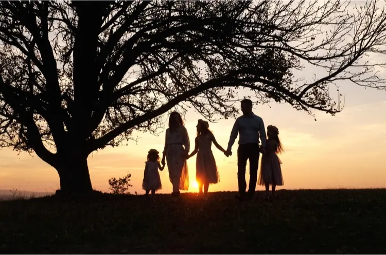 shutterstock_1031826790_family in sunset_s