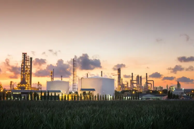 shutterstock_1071563069_natural gas plant_web