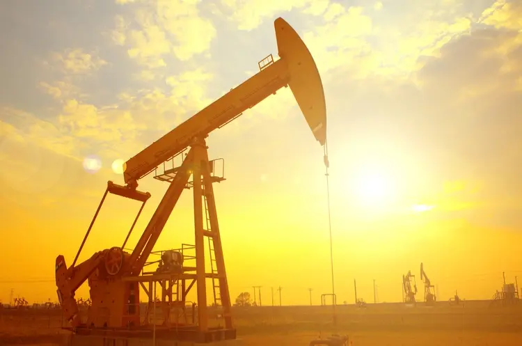 shutterstock_171201188_oil pump_web