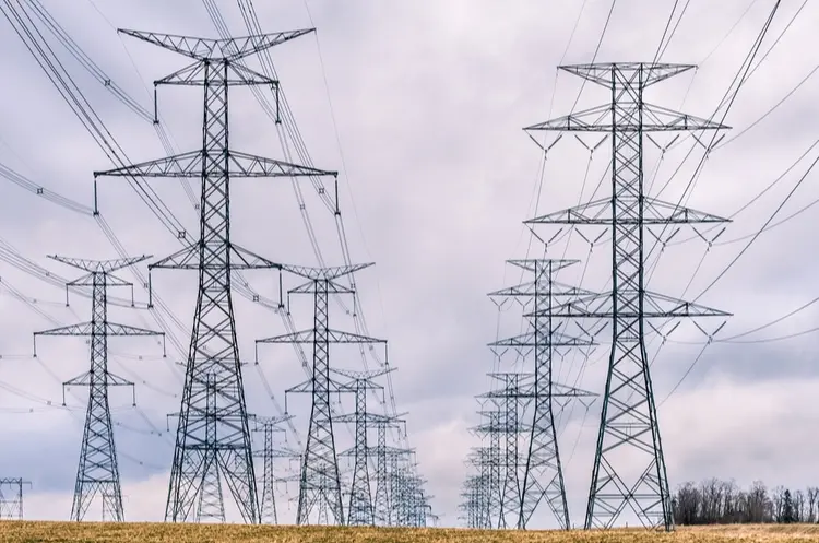 shutterstock_245650942_hydro lines web