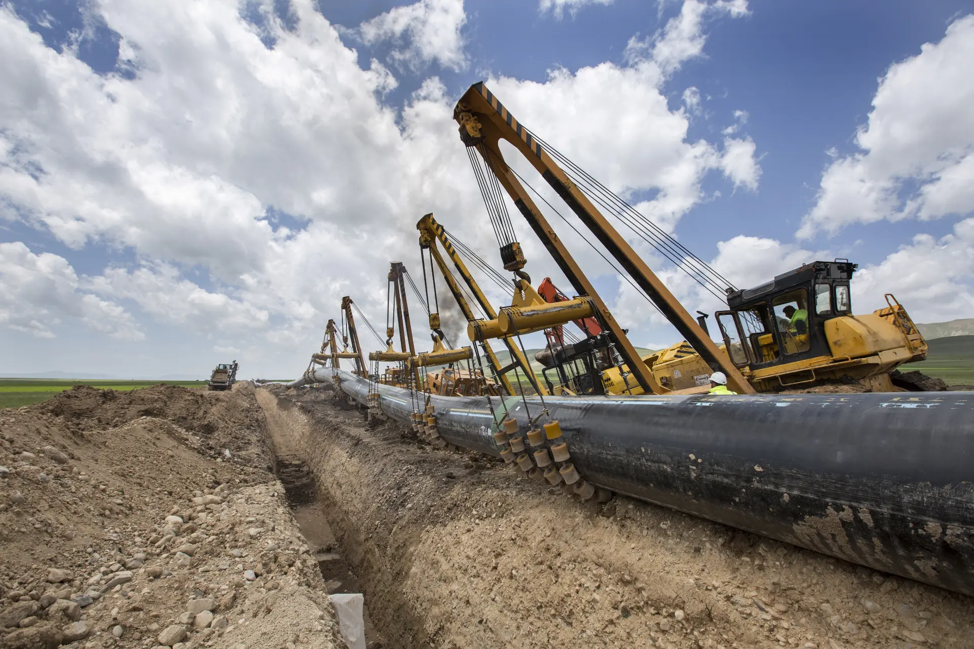 shutterstock_484275022 pipeline project construction