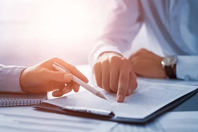 shutterstock_763046476_contract